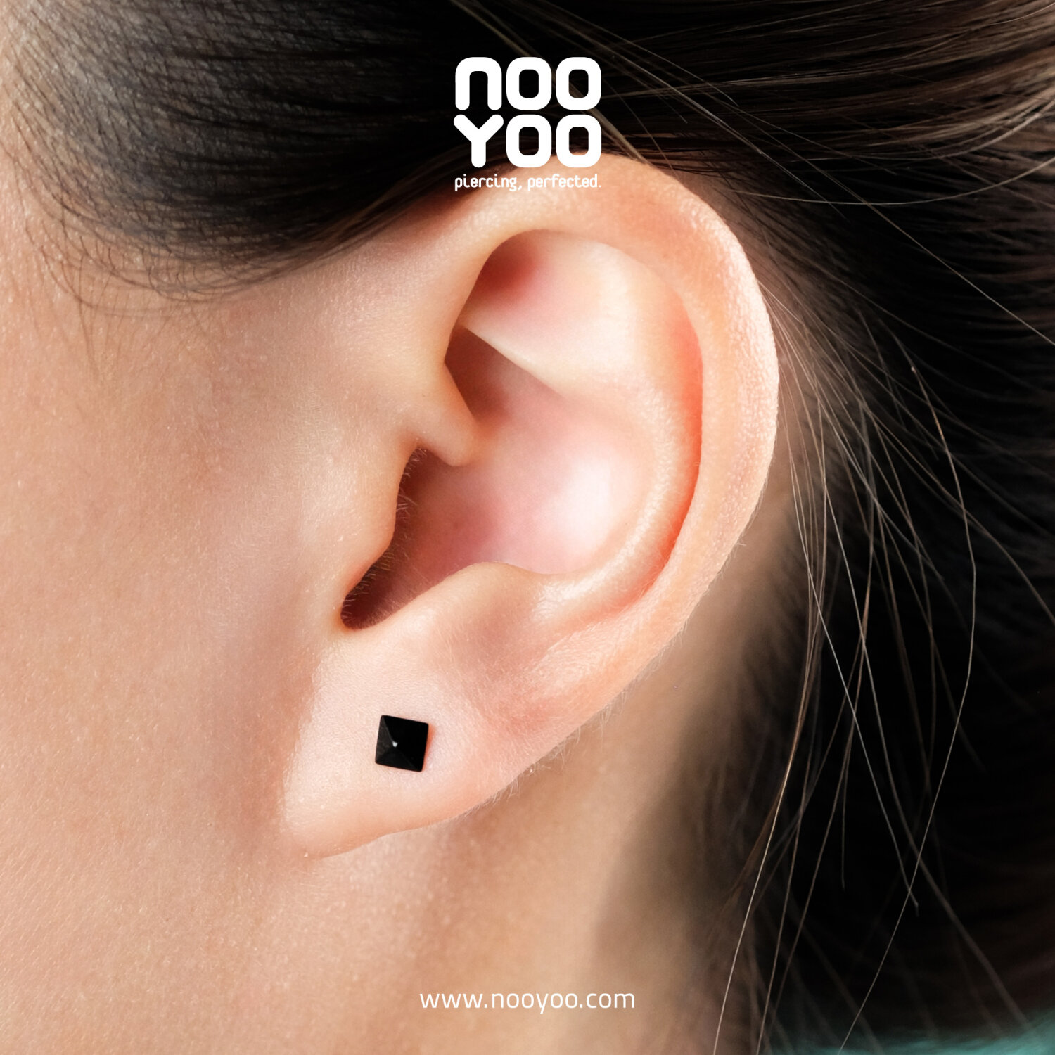 ต่างหู Pyramid Surgical Steel (สีขาว/สีดำ) - NooYoo