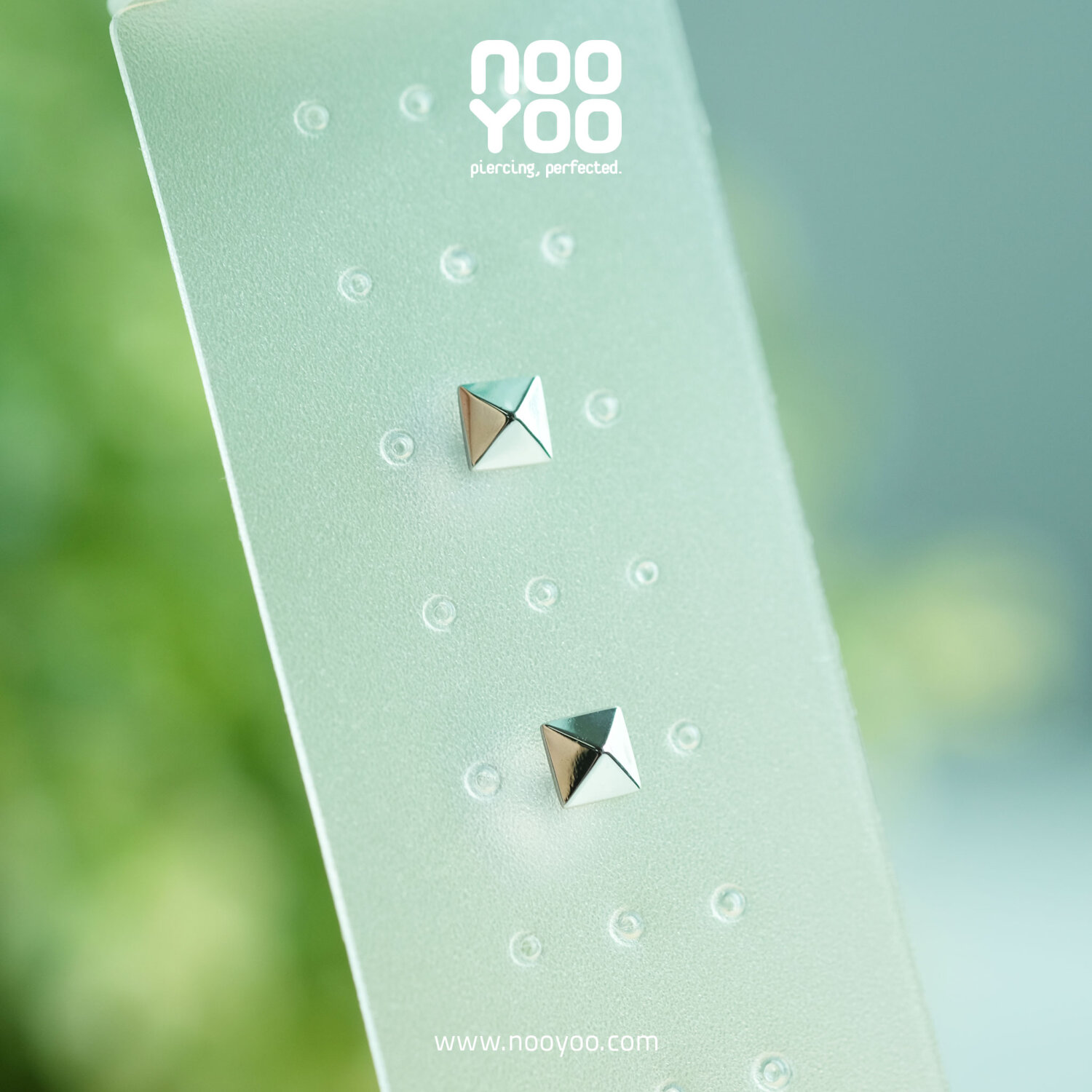 ต่างหู Pyramid Surgical Steel (สีขาว/สีดำ) - NooYoo