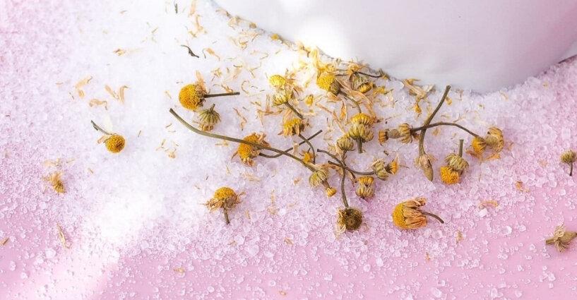 Benefits of Chamomile and Epsom Salt Benefits of Chamomile and Epsom Salt